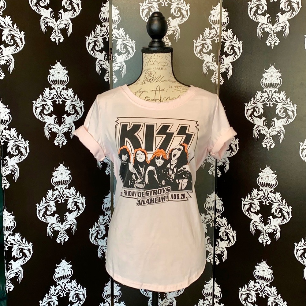 🍀 NWT! Pink Kiss Rock Concert Shirt!